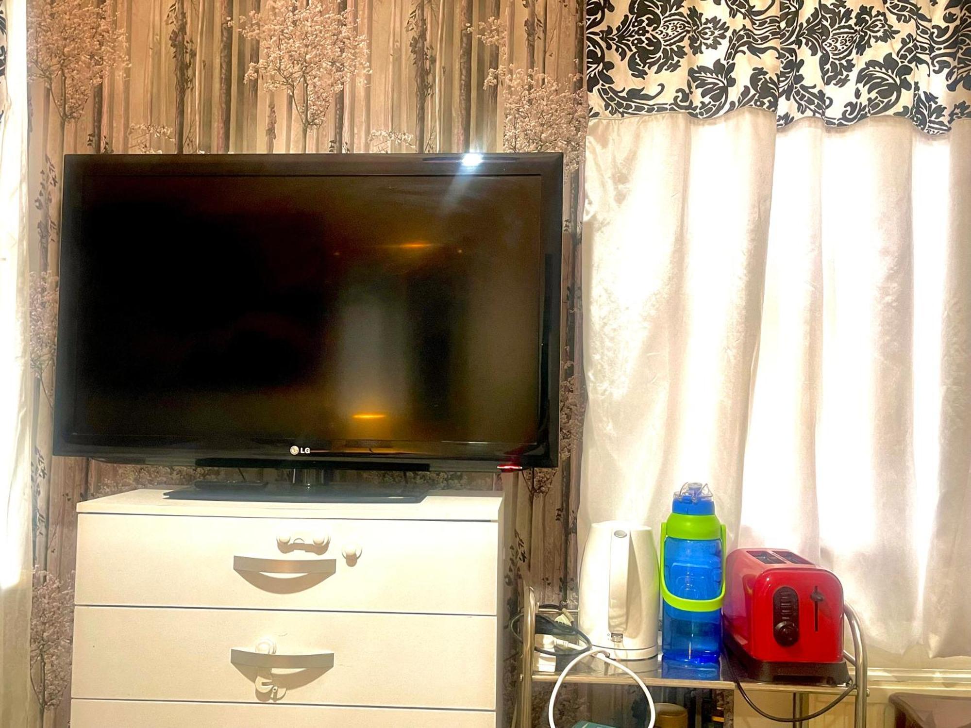 Comfy Double Bedroom With A Private Toilet 런던 외부 사진