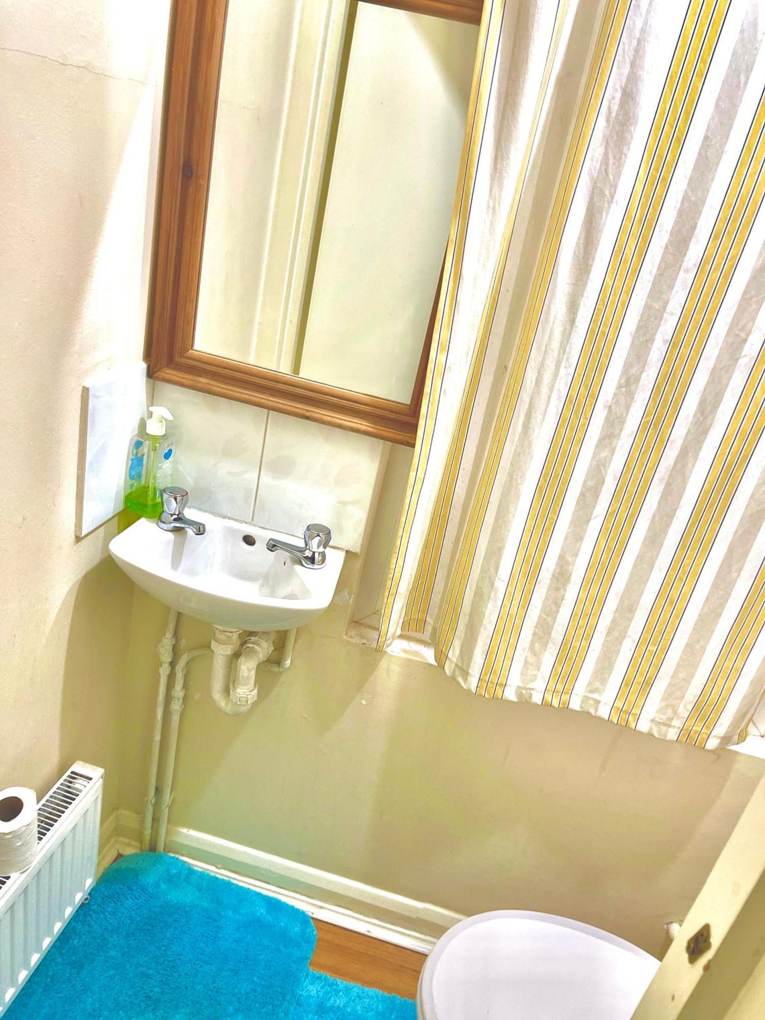 Comfy Double Bedroom With A Private Toilet 런던 외부 사진